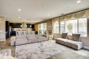ein Wohnzimmer mit 2 Sofas und einer Küche in der Unterkunft 3 Mi to Disneyland Home with Hot Tub and Game Room in Anaheim