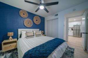 Postel nebo postele na pokoji v ubytování Cozy DT DFW Free Parking Pool Medical Dist