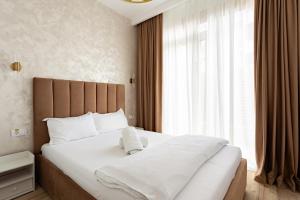 Ένα ή περισσότερα κρεβάτια σε δωμάτιο στο Sika Regal Apartment - private garden & parking