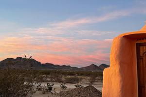 Blick auf die Wüste bei Sonnenuntergang von einem Haus aus in der Unterkunft Sanadora - Organic Earthern Desert Domes - Sustainable Stays Under the Stars in Terlingua
