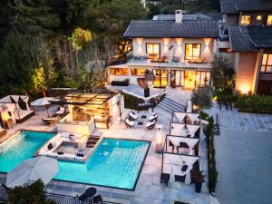 an aerial view of a house with a swimming pool at Pousada Boutique Figueira da Serra in Campos do Jordão