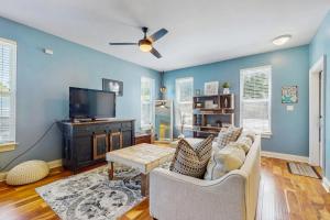 Televisyen dan/atau pusat hiburan di Ruby's Beach Oasis at Topsail Village