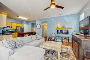 Dapur atau dapur kecil di Ruby's Beach Oasis at Topsail Village