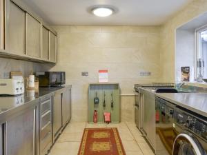 Η κουζίνα ή μικρή κουζίνα στο Holly Cottage