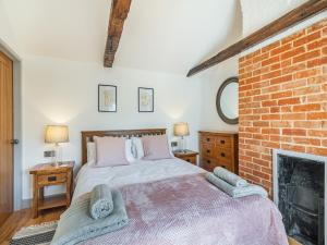 En eller flere senge i et værelse på Cromer Cottage