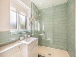 Et badeværelse på Cromer Cottage + 2 billeder