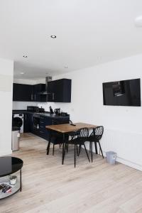 Kuchyň nebo kuchyňský kout v ubytování Luxury 6 bed Home in Sheffield + 24 fotografií