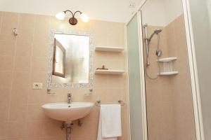 a bathroom with a sink and a mirror at Giovanni in Rapale