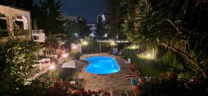 - une vue sur la piscine la nuit dans l'établissement Cyprusmylove, à Paphos