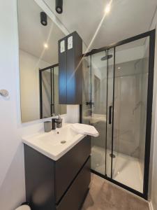 Un baño con lavabo y ducha en Sea view Bellora by Vellaris, Luxury Mobile Home, en Mali Lošinj 44 fotos más