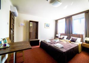 pokój hotelowy z łóżkiem i stołem w obiekcie Pokoje Gościnne na Szlaku Jabłkowym w mieście Sandomierz