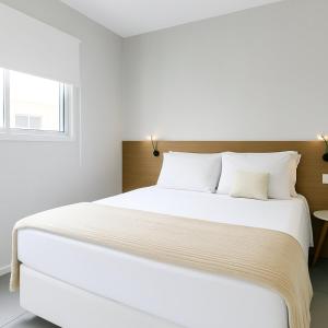 1 dormitorio blanco con 1 cama grande con sábanas blancas en Flat na Liberdade próximo do Metrô, en São Paulo