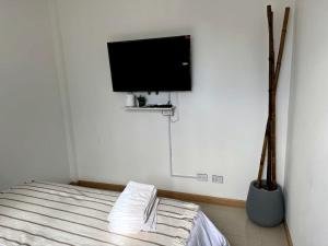 ベレン・デ・エスコバルにあるEscobar One 2のベッドと薄型テレビのある寝室