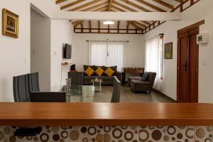 a living room with a table and a couch at Cabaña familiar con 4 dormitorios y baños privados in Villa de Leyva