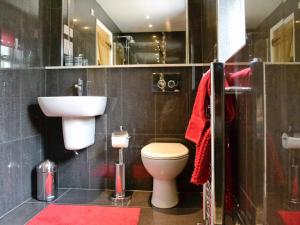 TavernspiteにあるY Bwythynの白いトイレと洗面台のあるバスルーム
