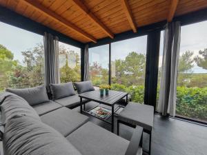 マリ・ロシニにあるSea view Lunesa by Vellaris, Luxury Mobile Homeのソファとテーブルのあるリビングルーム