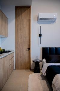 MiravalleにあるLuxury Penthouse Loft en Piso 29, Zona Norteのドア、ベッド、テーブルが備わる客室です。 +52枚の写真