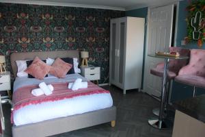 a bedroom with a bed with two pillows at Thorpe Park Studio - Detached Stay & Free Gated Parking in Thorpe +37 photos