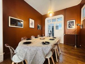 Un comedor con una mesa larga y sillas. en Casa Urbaine, en Angers 32 fotos más