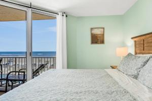 Un dormitorio con una cama y vista al mar. en Oceania Plaza 204, en New Smyrna Beach 44 fotos más
