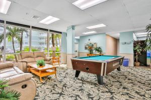 una oficina con mesa de billar en una habitación en Oceania Plaza 204, en New Smyrna Beach