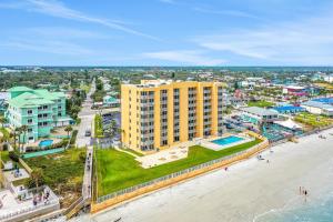 una vista aérea de un hotel en la playa en Oceania Plaza 204, en New Smyrna Beach