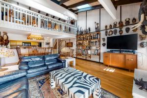 sala de estar con sofá de cuero azul y TV en Tahoe Safari, en Incline Village