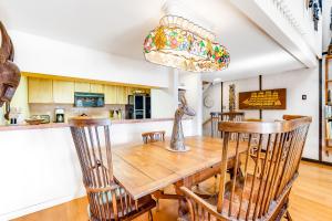 Una cocina y un comedor con mesa y sillas de madera. en Tahoe Safari, en Incline Village