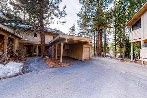 una casa con una entrada para autos en frente de ella en Tahoe Safari, en Incline Village