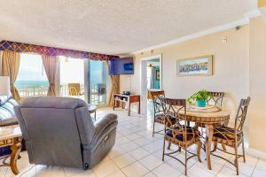 un salon avec un canapé et une table dans l'établissement Sea-Ray's Cove, à Daytona Beach