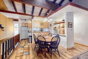 Køkken eller tekøkken på Cozy Grove + 17 billeder