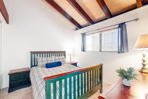 un dormitorio con una cama y una ventana en Moose Roost, en Incline Village