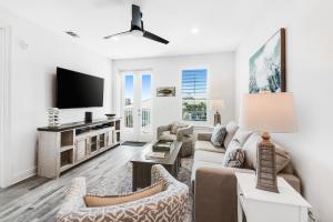 ein Wohnzimmer mit Sofa und Fernseher in der Unterkunft Gulf Place Residence 213 - 30Amazing in Santa Rosa Beach