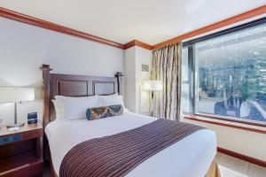 sypialnia z dużym łóżkiem i oknem w obiekcie Everline Resort & Spa 523 w mieście Olympic Valley +24 zdjęcia