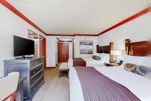 pokój hotelowy z dwoma łóżkami i telewizorem z płaskim ekranem w obiekcie Everline Resort & Spa 523 w mieście Olympic Valley