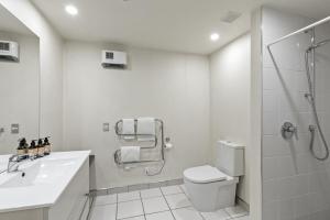 ein Badezimmer mit Toilette, Waschbecken und Dusche in der Unterkunft Stunning Lakefront 2-bed 2-bath with lake views in Queenstown + 20 Fotos