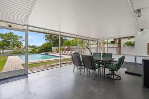 comedor con mesa, sillas y piscina en 3BR Waterfront Gem Pool Dog Friendly, en San Petersburgo