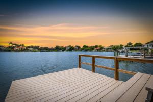 un muelle sobre un cuerpo de agua con puesta de sol en 3BR Waterfront Gem Pool Dog Friendly, en San Petersburgo