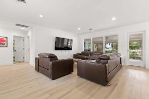 Una sala de estar con dos sofás y un televisor de pantalla plana. en 3BR Waterfront Gem Pool Dog Friendly, en San Petersburgo 33 fotos más