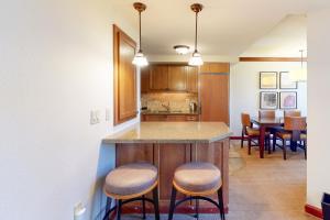 une cuisine avec un comptoir avec des tabourets et une table dans l'établissement Everline Resort & Spa 810, à Olympic Valley