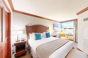 une chambre d'hôtel avec un lit et une fenêtre dans l'établissement Everline Resort & Spa 810, à Olympic Valley 18 autres photos