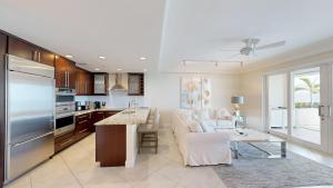 eine Küche und ein Wohnzimmer mit einer Couch und einem Tisch in der Unterkunft South Bay Beach Club #33 - 3 Bedroom 2 Bathroom Unit in George Town