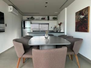 une cuisine et une salle à manger avec une table et des chaises dans l'établissement Lindo studio frente mar!, à Salvador