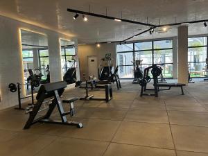 - une salle de sport avec des tapis de course et des machines dans l'établissement Lindo studio frente mar!, à Salvador