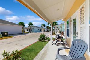 un porche con 2 sillas azules en una casa en Oasis Dream #193, en Rockport