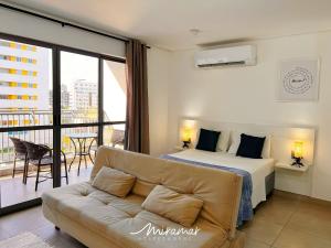 um quarto de hotel com uma cama e um sofá em Box 150-Miramar Hospedagens em João Pessoa mais 89 fotografias