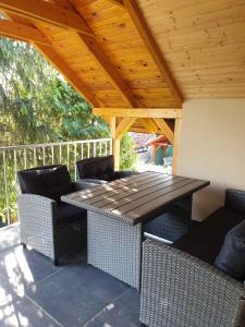 a picnic table and chairs under a wooden roof at Holiday Homes in Mezokövesd - Nordungarn 44895 in Herketytanya