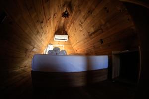 a small room with a bed in a wooden cabin at Pousada Bellissima Italia in Luis Correia
