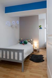 Postel nebo postele na pokoji v ubytování Maison du jeu proche cnpe & marché de Noël 8pers