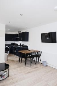 Kuchyň nebo kuchyňský kout v ubytování Luxury 6 bed Home in Sheffield